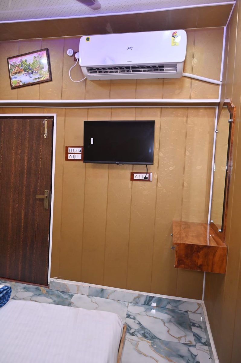 Double Bed AC – Room 101 – Kashi Dream Guest House Varanasi