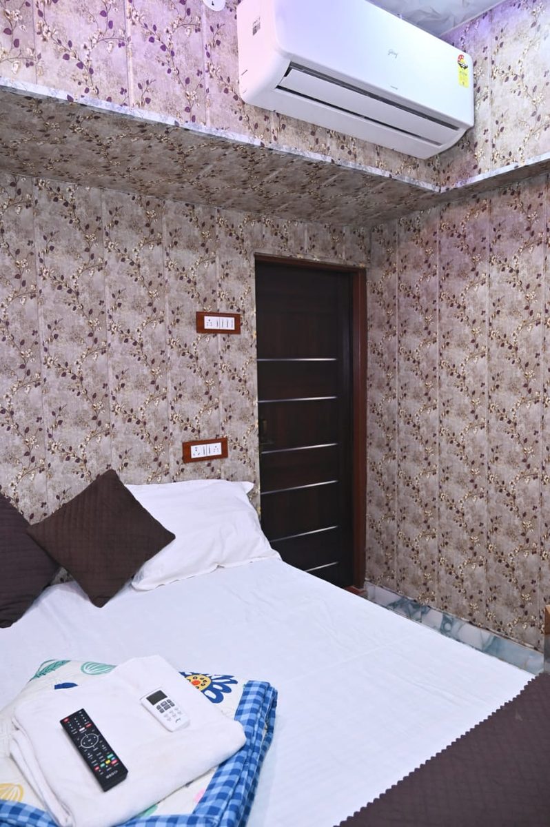 Room in Kashi near Kashi Vishwanath Temple – AC Double Bed Room