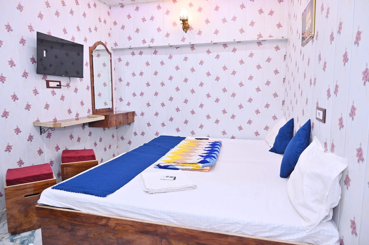 Budget hotel Varanasi near Kashi Vishwanath Temple – Non-AC Room